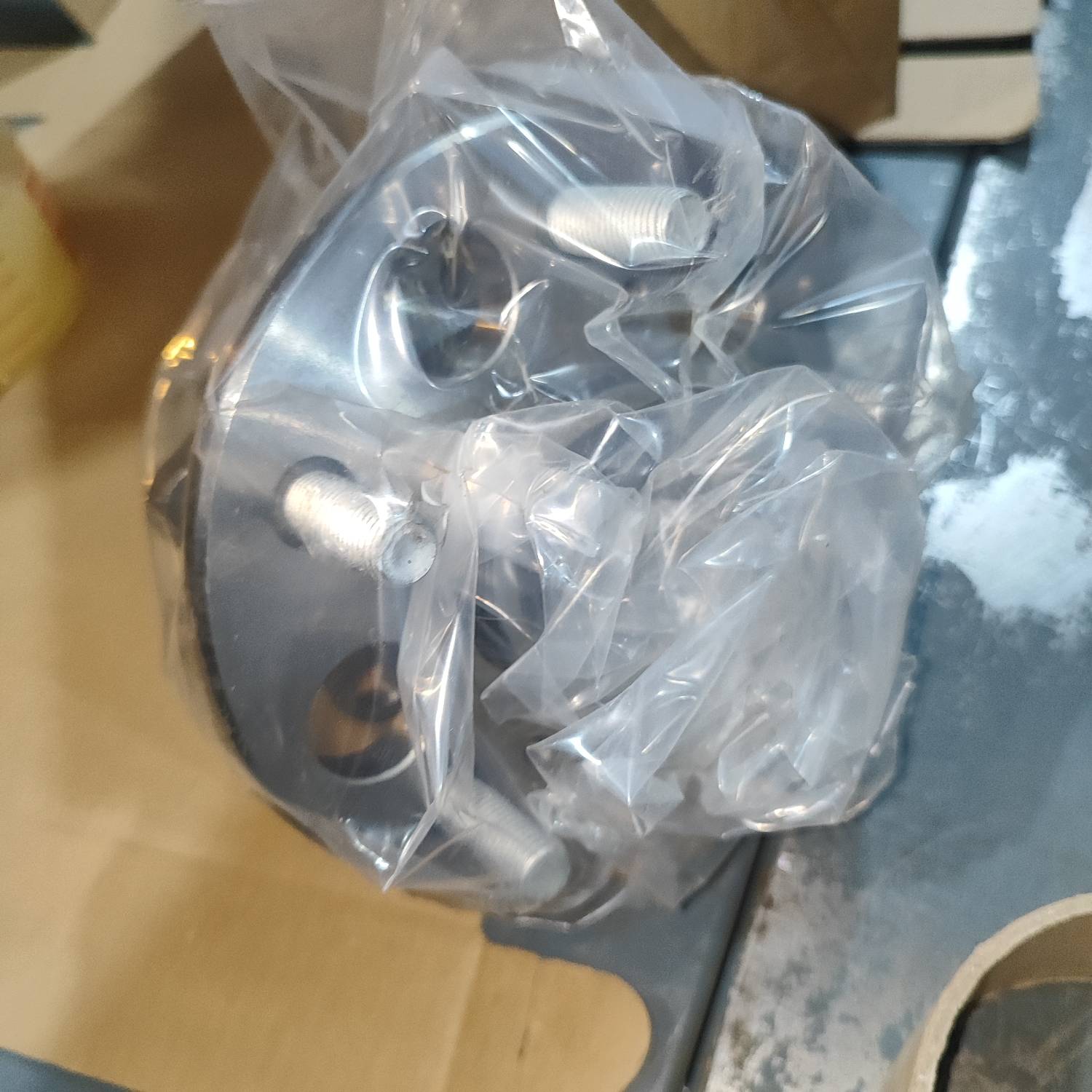 توپی چرخ جلو X33 سوکت بیرون / ایکس سی و سه